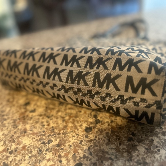 Michael Kors Brown Monogram Tote Handbag - Picture 4 of 12